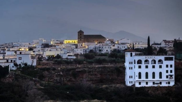 Vista de la Bodega Pagos de Indalia, al fondo el pueblo de Padules.