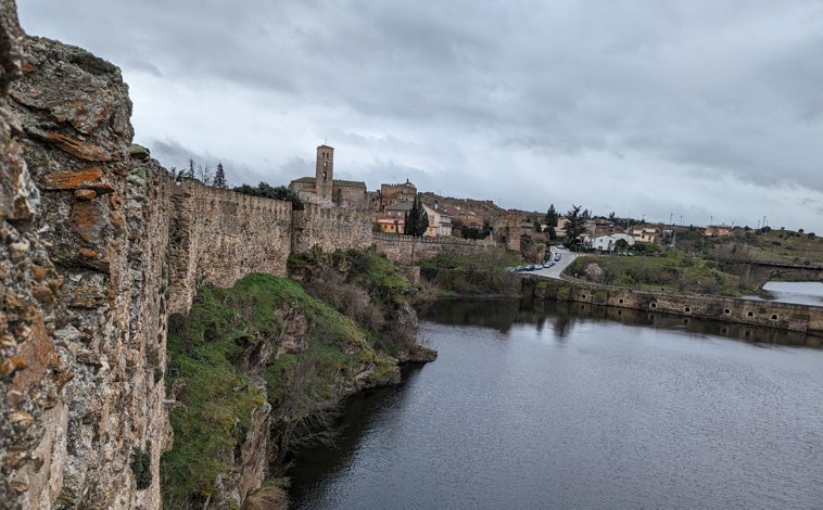 Imagen principal - El Lozoya abraza la el pueblo medieval y su historia, en la que tuvo un papel importante Íñigo López de Mendoza, marqués de Santillana, señor de Buitrago en 1430, quien mandó construir su castillo-palacio. A la derecha, una de las máquinas de defensa que pueden verse en el adarve.