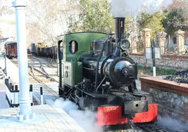Una locomotora de vapor de 1925 que todavía tira de un tren turístico en Madrid