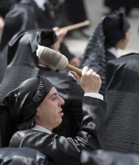 Imagen secundaria 2 - Dos imágenes de la Semana Santa en Zaragoza y de los tambores de Híjar