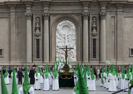 Imagen secundaria 1 - Dos imágenes de la Semana Santa en Zaragoza y de los tambores de Híjar