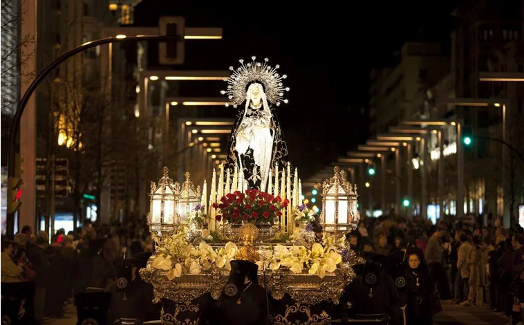 Imagen principal - Dos imágenes de la Semana Santa en Zaragoza y de los tambores de Híjar