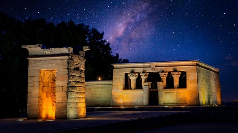 Imagen del templo de Debod de noche