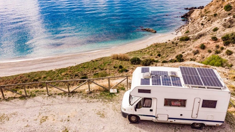 Una autocaravana junto a los acantilados en la costa de Granada.