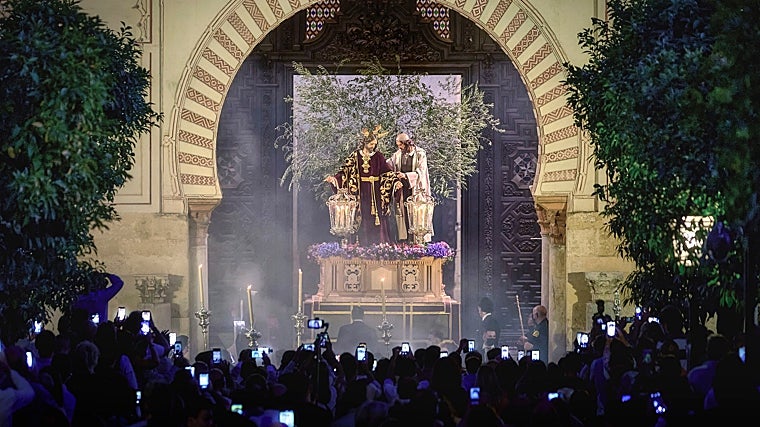 El Señor de la Salud a la salida de la Catedral de Córdoba.