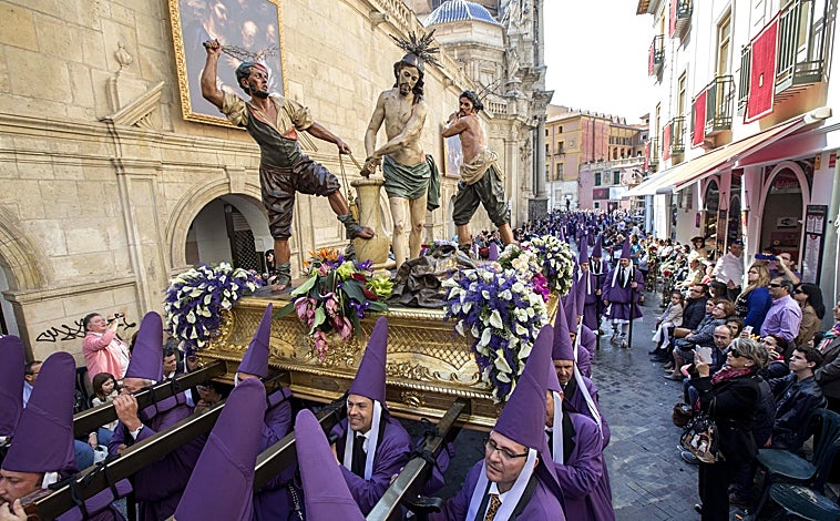 Imagen principal - En al foto superior, el paso procesional de los Azotes, en las calles de Murcia. A la izquierda, la procesión de los Salzillos. A la derecha, la Oración en el Huerto.