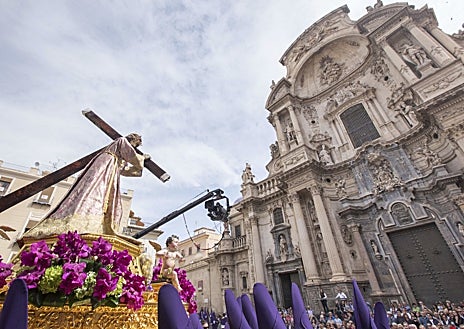 Imagen secundaria 1 - En al foto superior, el paso procesional de los Azotes, en las calles de Murcia. A la izquierda, la procesión de los Salzillos. A la derecha, la Oración en el Huerto.