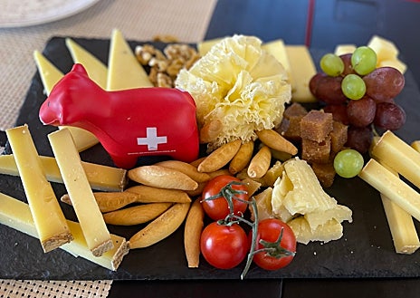 Imagen secundaria 1 - Imagen de la terraza del Chalet Suizo, tabla de quesos y founde con Moët & Chandon