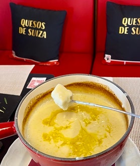 Imagen secundaria 2 - Imagen de la terraza del Chalet Suizo, tabla de quesos y founde con Moët & Chandon