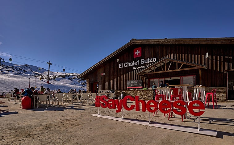 Imagen principal - Imagen de la terraza del Chalet Suizo, tabla de quesos y founde con Moët & Chandon