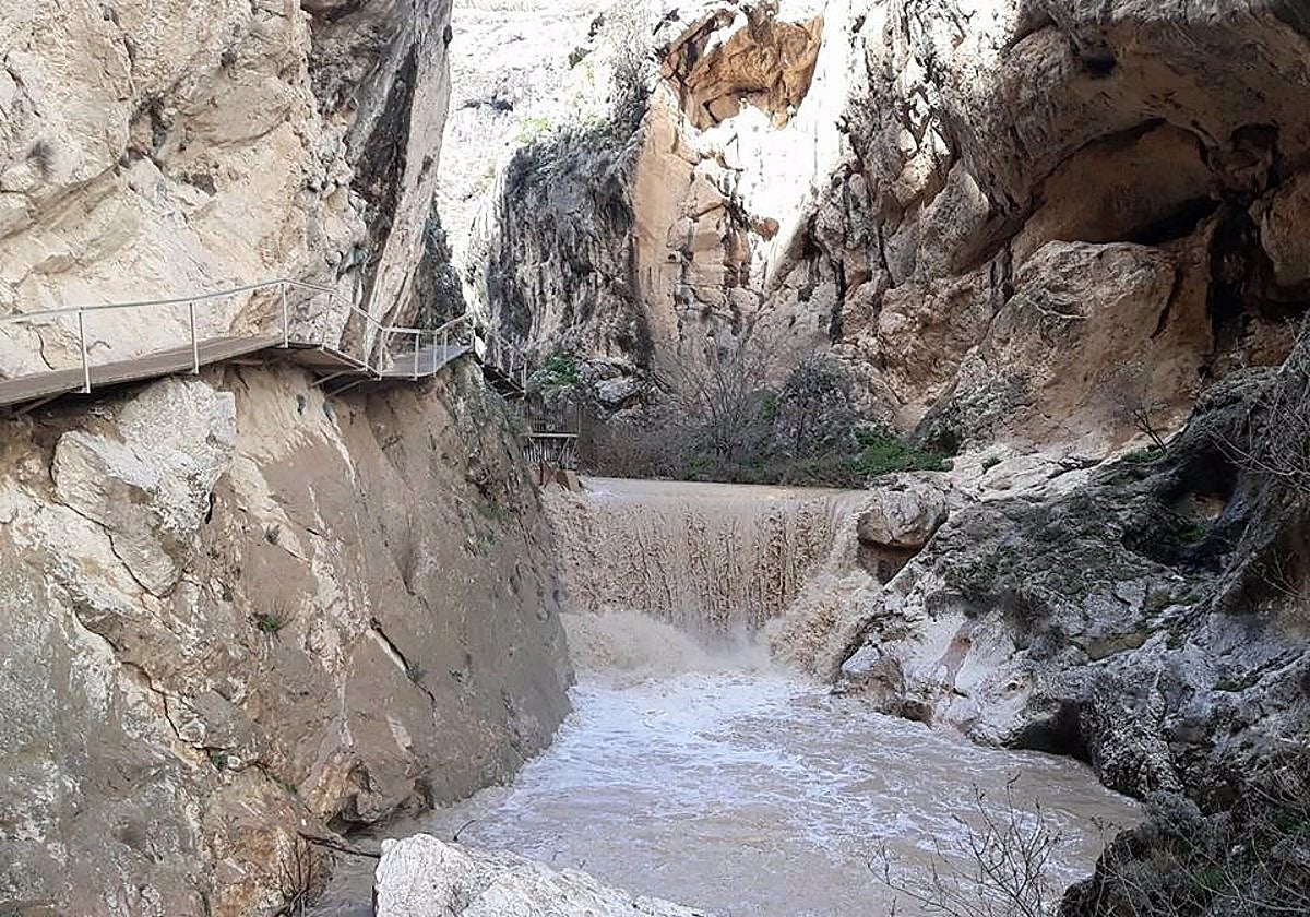 El sendero discurre sobre el río Velillos, que en primavera es cuando presenta su mejor aspecto