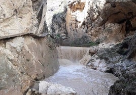 La espectacular ruta del Gollizno en Granada entre puentes colgantes y pasarelas de madera en la montaña