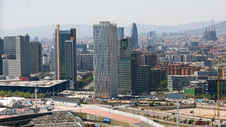 Vista aérea de Barcelona, con el Forum en primer término y la Sagrada Familia al fondo