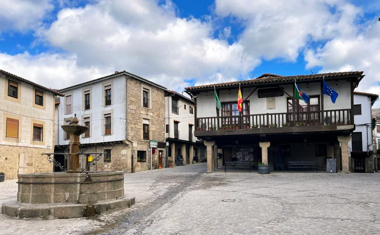 Imagen principal - Plaza Mayor, ermita de la Cruz Bendita y mural donde se puede leer la lengua propia A fala