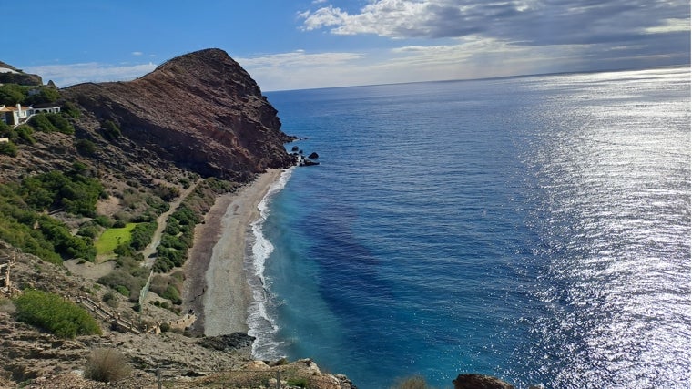 La playa de La Joya, en Motril, y en primer término los escalones que hay que bajar para acceder