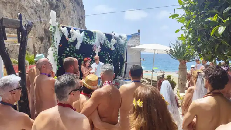 Existe una asociación que vela por mantener la tradición naturista de Cantarriján y hasta ha organizado bodas naturistas