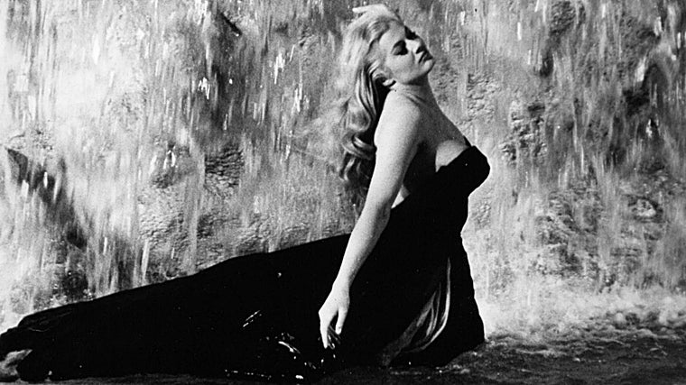 Anita Ekberg, en la famosa escena de la Fontana di Trevi, en la película 'La dolce vita'