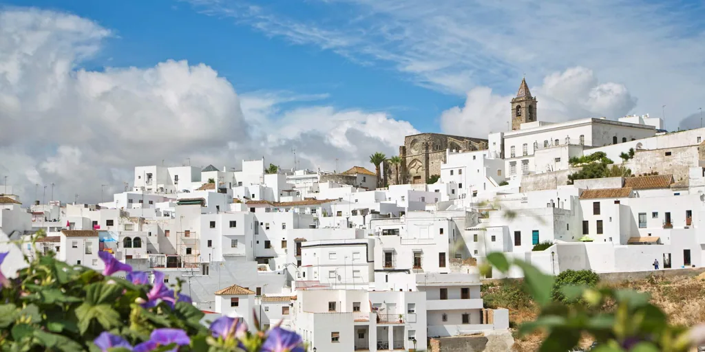 Vejer, el pueblo en la cima de una colina que desafía a los vientos del Atlántico