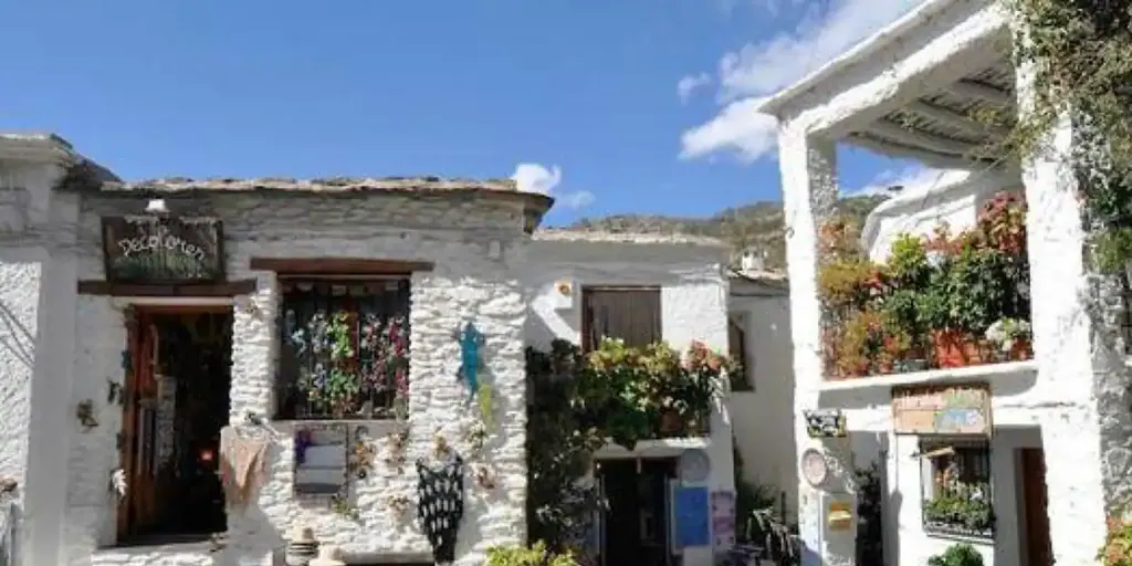 Explorando las maravillas secretas de Las Alpujarras: un viaje escénico por los paisajes montañosos de Granada y Almería