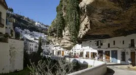 El motivo por el que este pueblo de Cádiz está incrustado en una montaña