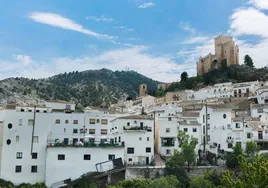 El Castillo de Vélez-Blanco preside desde una montaña la localidad.