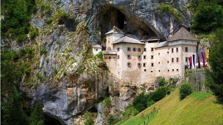 El castillo más grande del mundo construido en la entrada de una cueva