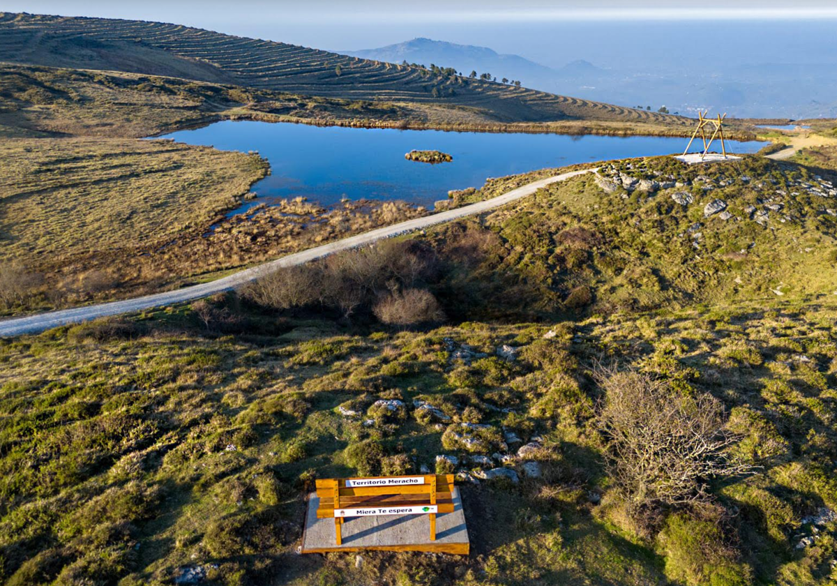 Un banco y un columpio gigantes cambian la forma de ver este valle de  Cantabria