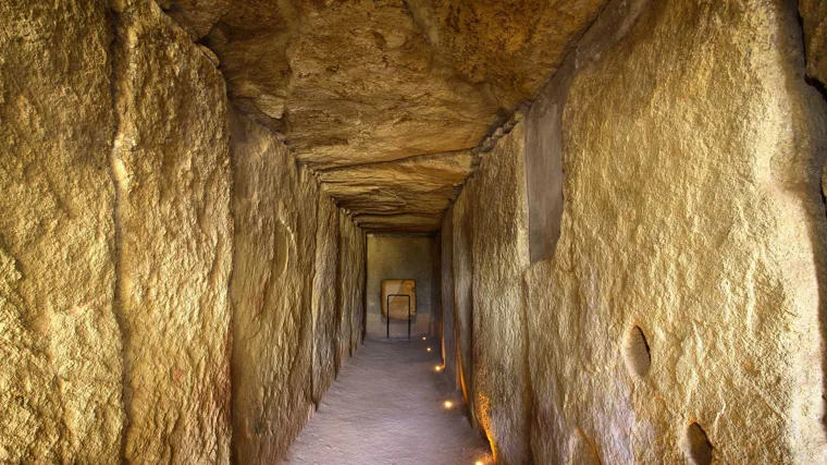 Interior del dolmen de Viera en Antequera.