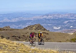 Dos ciclistas ascendiendo el Veleta, el mayor reto que existe en toda Andalucía para los amantes de las dos ruedas