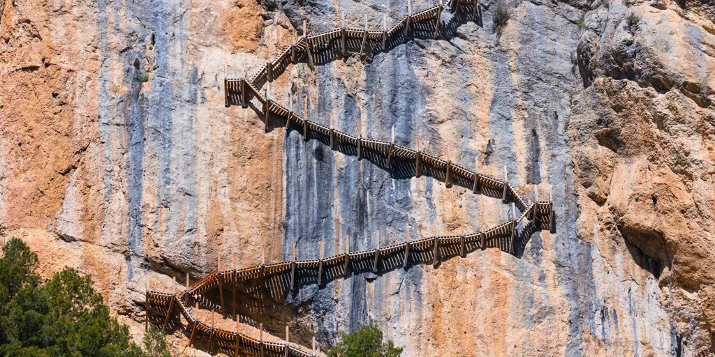 Una pasarela imponente con 291 escalones prendidos de una roca