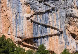 La pasarela de Montfalcó zigzaguea en la roca
