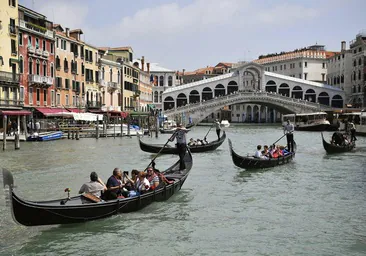 Turistas en los canales de Venecia