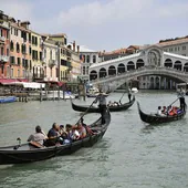 Turistas en los canales de Venecia