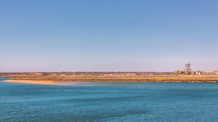 La playa de Punta del Moral es un destino perfecto para ir fuera de temporada y huir de las grandes multitudes veraniegas