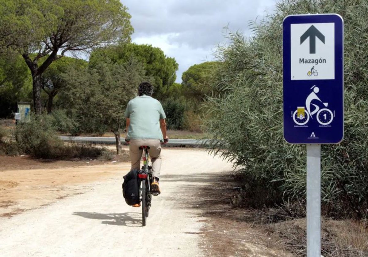 Este carril bici, que discurre de manera paralela a la carretera, tiene tramos de tierra y tramos asfaltados