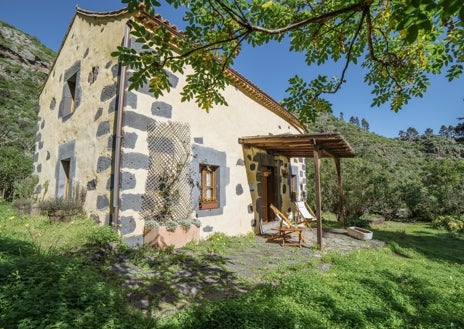 Imagen secundaria 1 - En la foto superior, Casa Rural El Drago. Sobre estas líneas, Casa Rural Casa de La Virgen y la Casa Rural Los Escobones