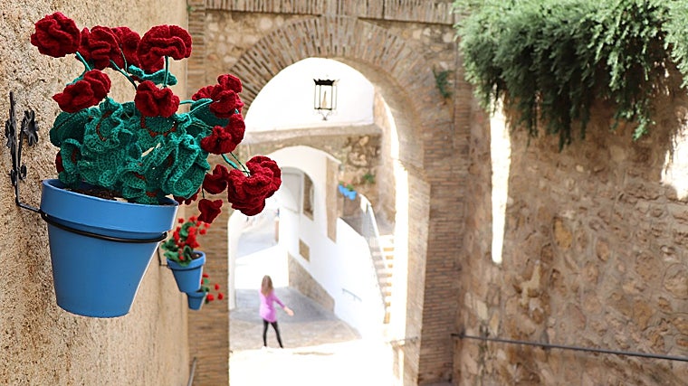 Una maceta con flores de ganchillo en Iznájar