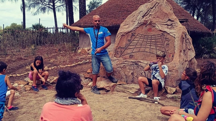 Una actividad en el Parque de la Prehistoria de Posadas en Córdoba.