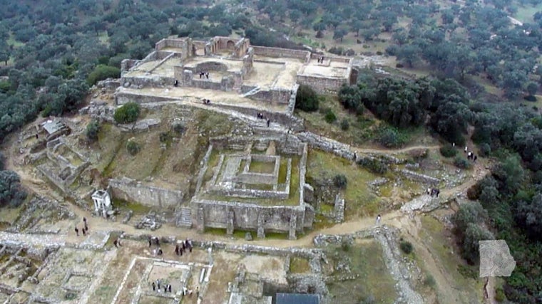 Vista aérea del conjunto arqueológico de Munigua