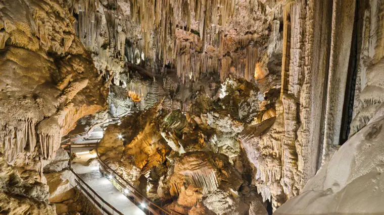 Espectacular interior de las Cuevas de Nerja