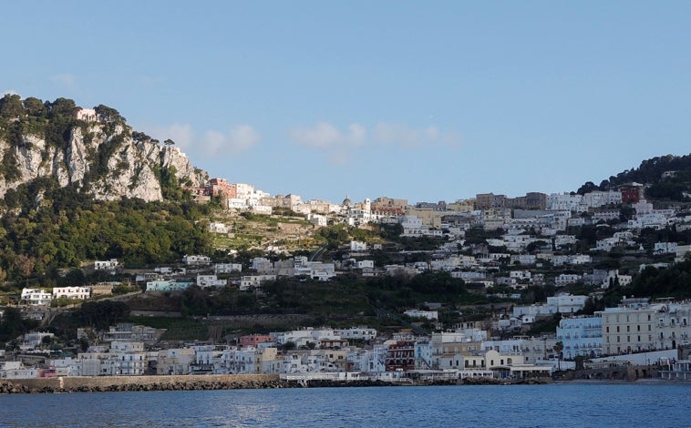 Imagen principal - Muchos turistas cogen un ferri por la mañana en Nápoles para pasar el día en Capri. Sin embargo, cada vez más, aumenta en el alquiler vacacional. La plataforma Airbnb tiene más de 500 propiedades en Capri, frente a unas 110 de las que disponía en 2016.