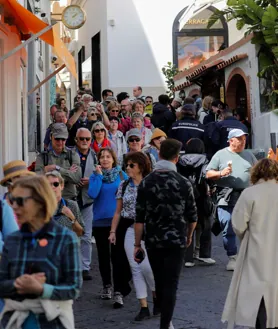 Imagen secundaria 2 - Muchos turistas cogen un ferri por la mañana en Nápoles para pasar el día en Capri. Sin embargo, cada vez más, aumenta en el alquiler vacacional. La plataforma Airbnb tiene más de 500 propiedades en Capri, frente a unas 110 de las que disponía en 2016.