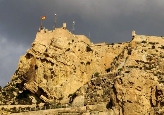 El castillo de Santa Bárbara, construido sobre el monte Benacantil