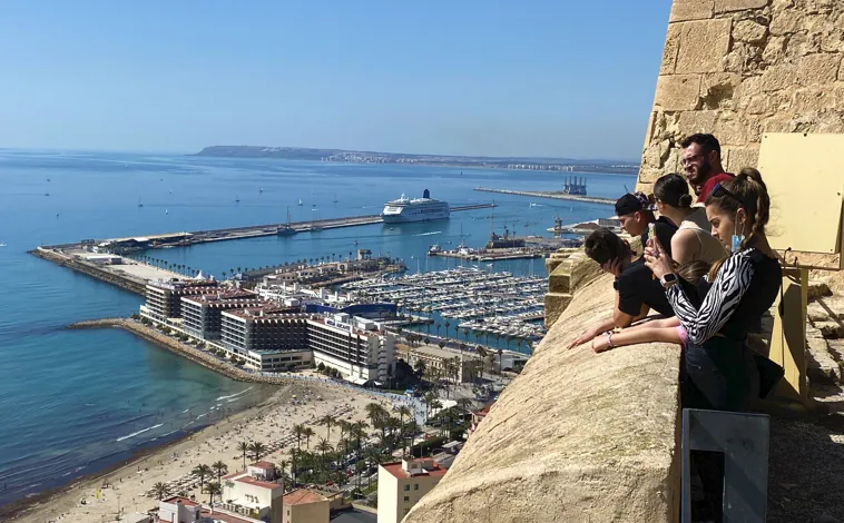 Imagen principal - Las vistas sobre la ciudad y la bahía de Alicante desde el castillo de Santa Bárbara son las más espectaculares de la ciudad. Sobre estas líneas, a la derecha, el ascensor que lleva a los turistas hasta la fortaleza 