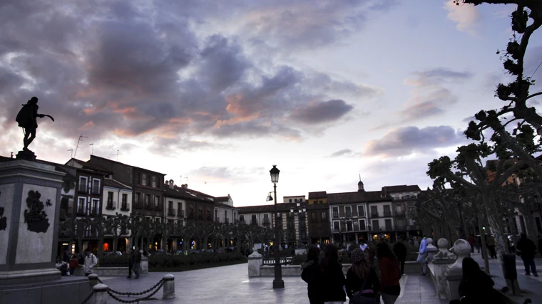 Plaza de Cervantes en Alcalá de Henares con la estatua del escritor
