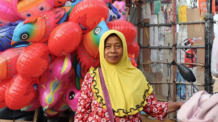 Una mujer vende globos en Pemuteran