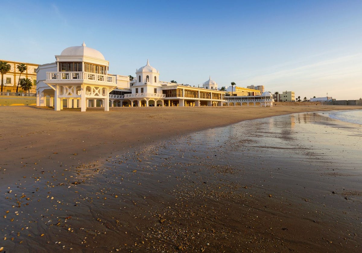 Atardecer en La Caleta, en Cádiz, una de las playas urbanas más bonitas de Andalucía