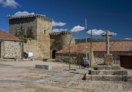 Se conserva la torre del homenaje del castillo, edificado en el siglo XII. Aún se pueden ver restos de frescos con escenas de caballería.