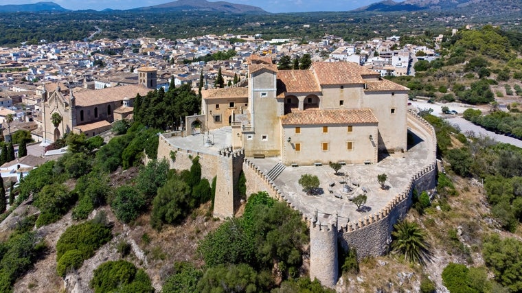 Vista de la Iglesia de San Salvador, en Artá