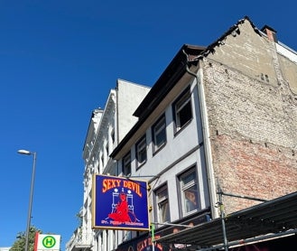 Imagen secundaria 2 - El Club Indra, donde tocaron por primera vez en público los Beatles. Abajo, Chilehaus, sede del Instituto Cervantes. A la derecha una de las calles de Reeperbahn, la calle del vicio de Hamburgo